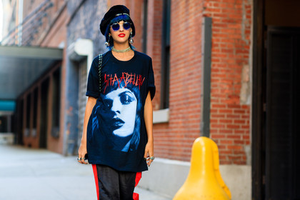atmosphere details, black hat, black pants, black t shirt, choker, detail, dyed hair, earrings, fashion week, frenchystyle, FW, horizontal, jonathan paciullo, necklace, NEW YORK, NYFW, oversize, printed t shirt, red lips, sita abellan, SPRING SUMMER 2017, SS 17, street style, striped pants, sunglasses, trousers, woman