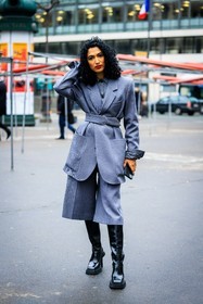 grey blazer, belted blazer, long blazer, suit shorts, baggy shorts, grey shorts, black boots, leather boots, red lips, curly hair, grey shirt, full grey look, fashion week, frenchystyle, FW, jonathan paciullo, street style, PFW, PARIS, menswear, AUTUMN WINTER 2022-2023, FALL WINTER 2022-2023, FW 22-23, full length, vertical