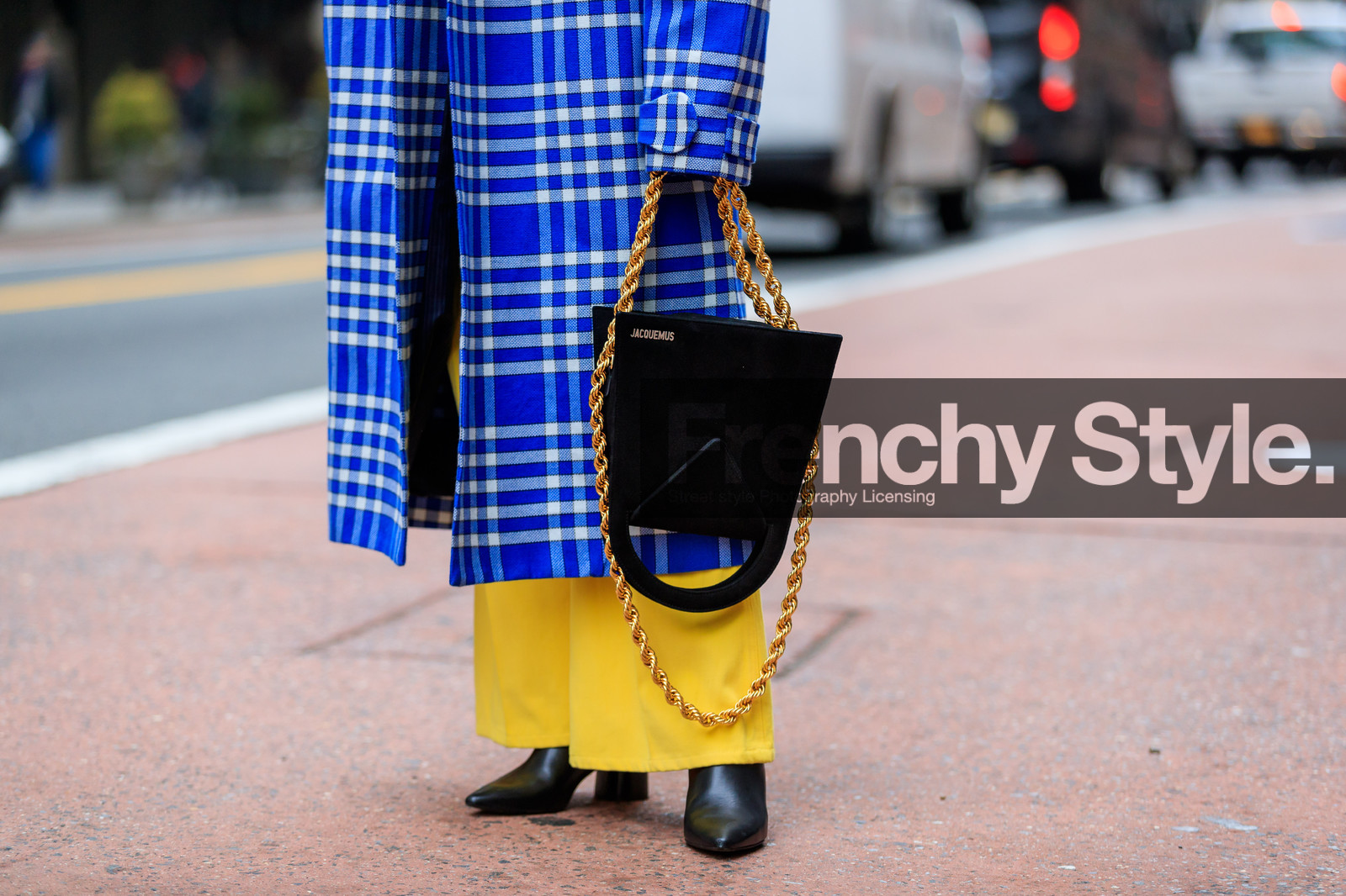 black bag, black shoes, blue coat, checked, checked coat, graphic jacket, high heels, jacquemus, leather bag, leather shoes, plaid, printed jacket, yellow pants, street style, jonathan paciullo, FW, frenchystyle, fashion week, NYFW, NEW YORK, AUTUMN WINTER 2018-2019, AW 18-19, FALL WINTER 2018-2019, FW 18-19, atmosphere details, horizontal, detail, maria bernad