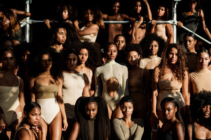 atmosphere details, braids, curly hair, detail, fashion week, frenchystyle, FW, horizontal, jonathan paciullo, kanye west, natural, NEW YORK, NYFW, skincare, SPRING SUMMER 2017, SS 17, street style, tone on tone, total look beige, total look brown, total look white, woman