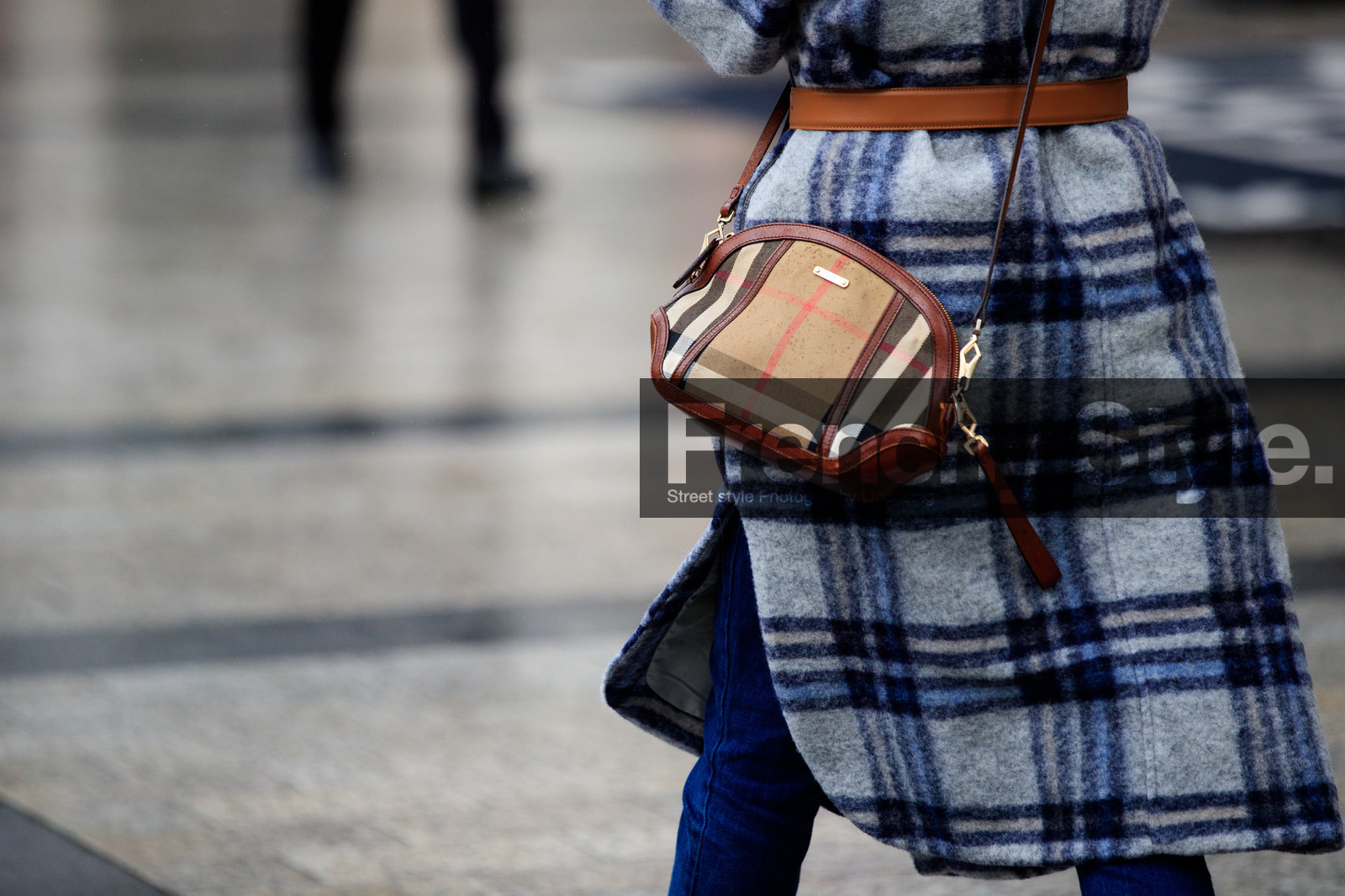 back details, bag detail, crossbody bag, checked coat, grey coat, blue coat, isabel marant coat, checked bag, burberry bag, camel bag, brown leather bag, PARIS, PFW, fashion week, frenchystyle, FW, jonathan paciullo, street style, SPRING SUMMER 2021, SS 21, horizontal, atmosphere details, detail