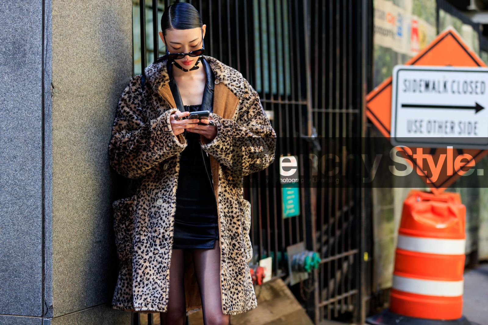 model, sora choi, leopard printed coat, fur coat, black leather jacket, black leather dress, beige coat, iphone, smartphone, fashion week, frenchystyle, FW, jonathan paciullo, street style, NYFW, NEW YORK, AUTUMN WINTER 2020-2021, FALL WINTER 2020-2021, FW 20-21, horizontal, atmosphere details, detail