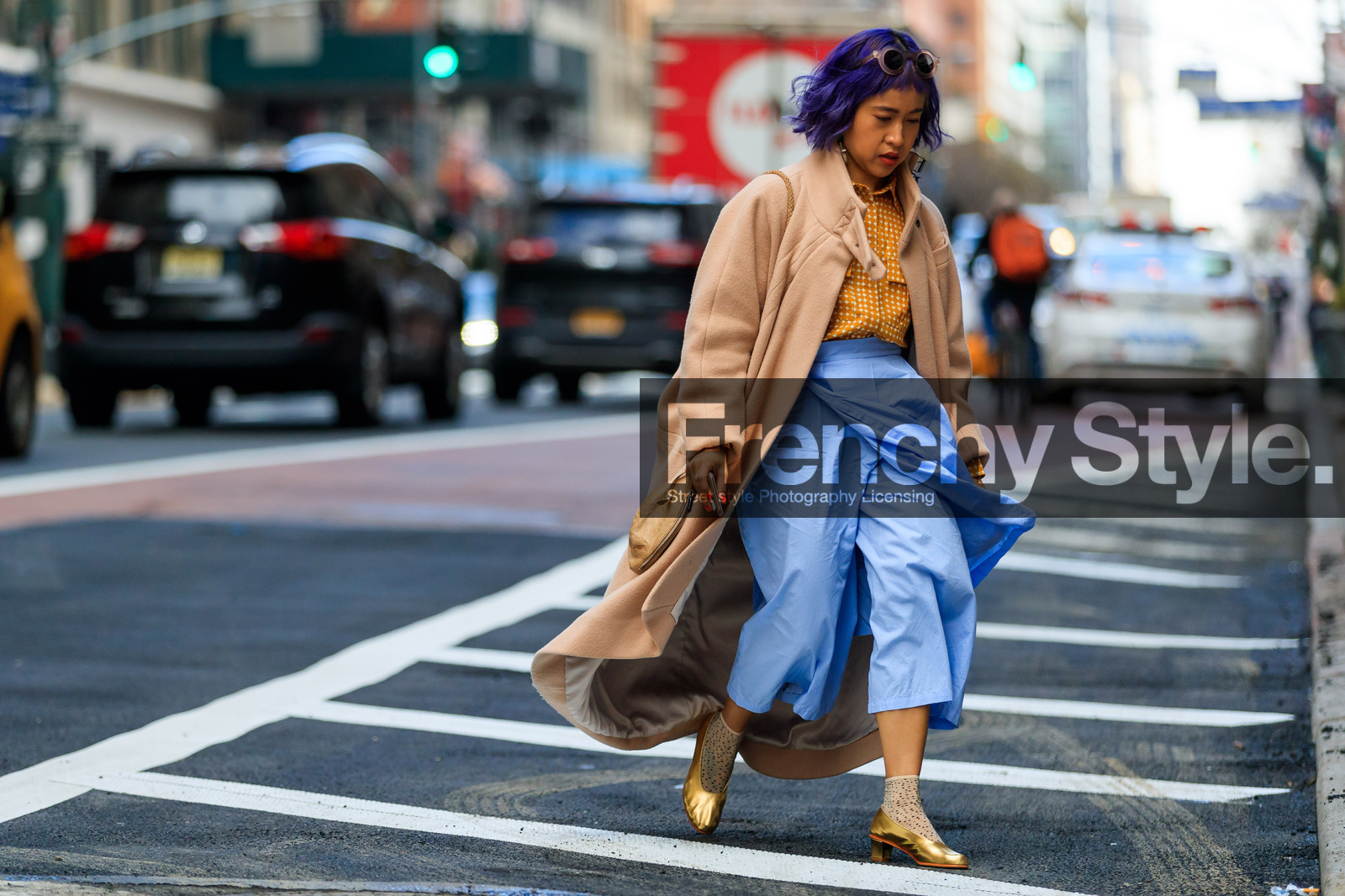 beige coat, blue pants, dyed hair, golden shoes, high heels, leather shoes, shiny shoes, socks, wide pant, street style, jonathan paciullo, FW, frenchystyle, fashion week, NYFW, NEW YORK, AUTUMN WINTER 2018-2019, AW 18-19, FALL WINTER 2018-2019, FW 18-19, atmosphere details, horizontal, full length