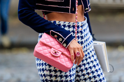 pink leather bag, crossbody bag, quilted bag, close up detail, bag detail, chanel bag, strassed ring, pink ring, big ring, giovanna battaglia, fashion week, frenchystyle, FW, jonathan paciullo, street style, PFW, PARIS, AUTUMN WINTER 2021-2022, FALL WINTER 2021-2022, FW 21-22, atmosphere details, horizontal, detail