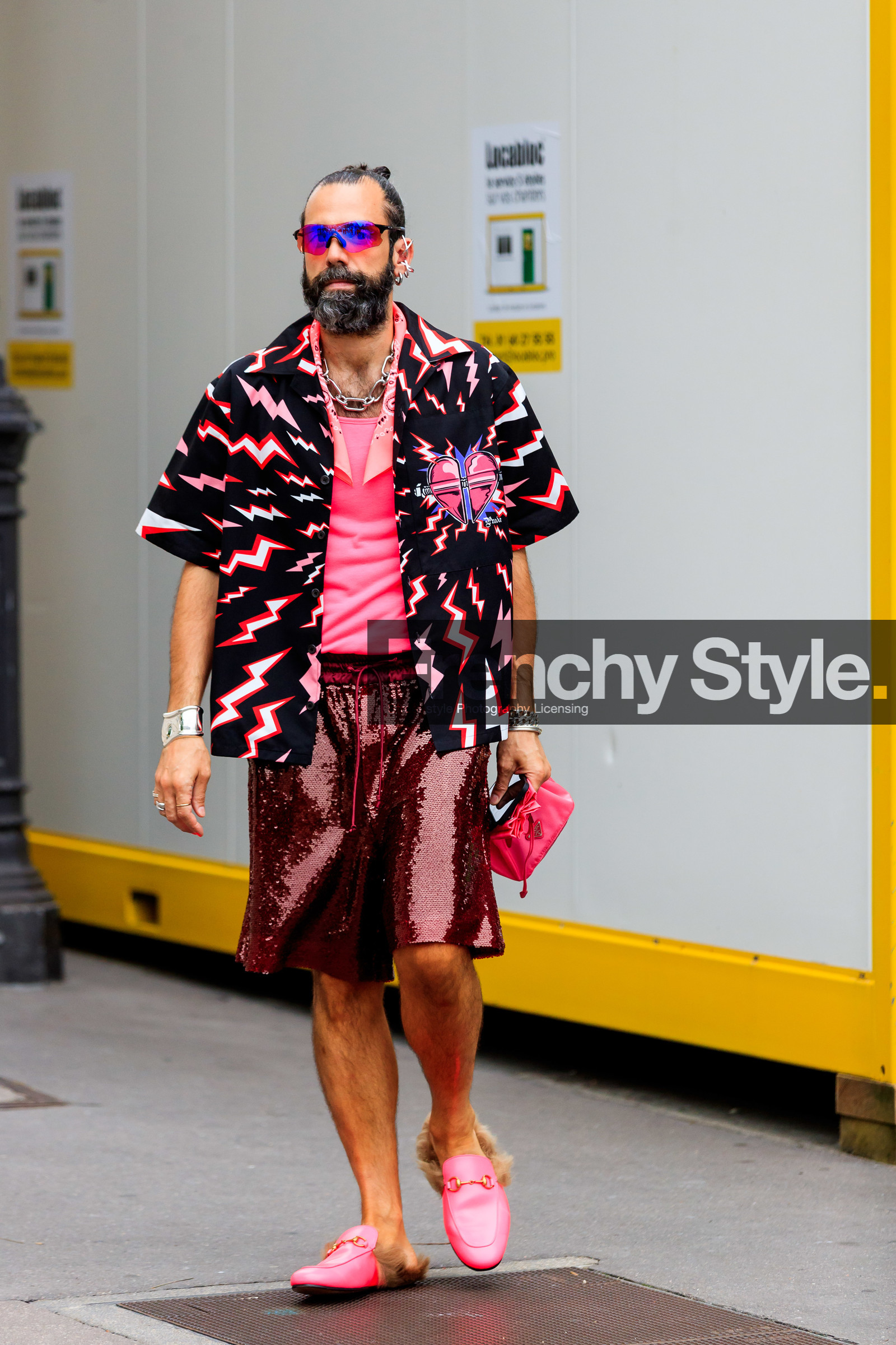 pink sunglasses, pink shirt, pink shorts, pink shoes, pink slippers, pink bag, oakley sunglasses, futurist shape sunglasses, sportswear sunglasses, short sleeves shirt, printed shirt, prada bag, prada shirt, sequins shorts, fur slipers, fur shoes, sequins bermuda shorts, pink total look, silvered bracelet, silvered earrings, silvered ring, silvered necklace, big chain necklace, big earrings, hearcuff, big necklace, gucci shoes, fashion week, frenchystyle, FW, jonathan paciullo, street style, PFW, PARIS, SPRING SUMMER 2022, SS 22, vertical, full length