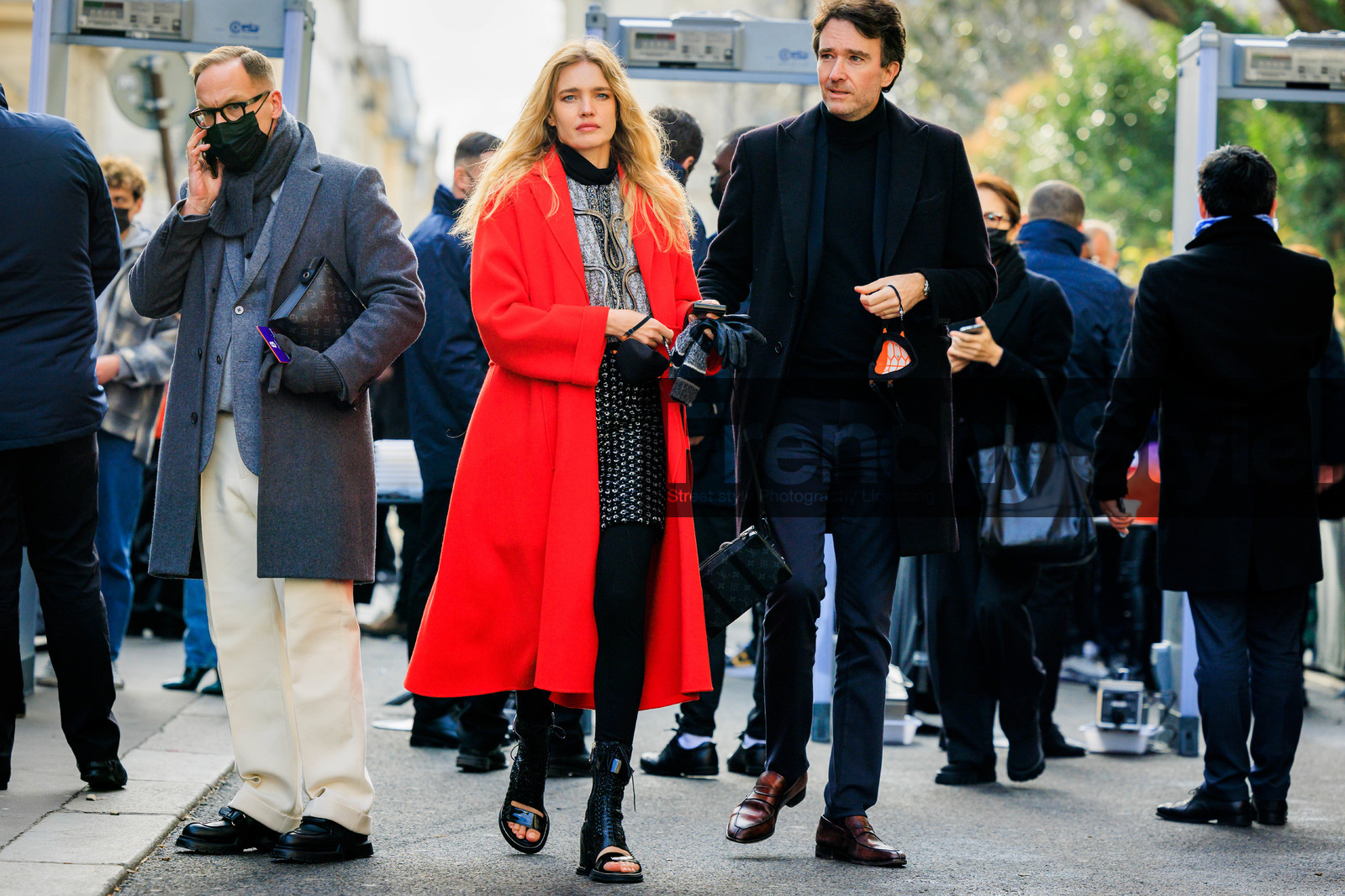 knitted top, silver top, pleated top, pony tail, dyed hair, orange hair, louis vuitton, green trousers, logo trousers, monogram pants, louis vuitton pants, menswear, fashion week, frenchystyle, FW, jonathan paciullo, street style, PFW, PARIS, FALL WINTER 2022-2023, AUTUMN WINTER 2022-2023, FW 22-23, full length, horizontal