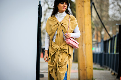 pink handbag, studded handbag, green earrings, sunglasses, cut out dress, assymetric dress, knotted dress, beige dress, turtleneck top, white top, fashion week, frenchystyle, FW, jonathan paciullo, street style, PFW, PARIS, menswear, FALL WINTER 2022-2023, AUTUMN WINTER 2022-2023, FW 22-23, atmosphere details, detail, horizontal