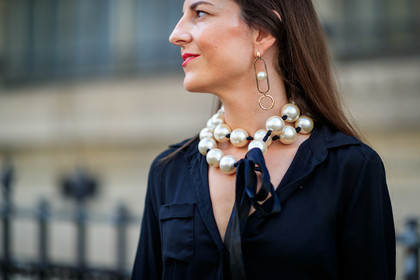 dangling earrings, pearl earrings, pearl necklace, golden earrings, big necklace, big earrings, close up detail, jewel close up, fashion week, frenchystyle, FW, jonathan paciullo, street style, PFW, PARIS, AUTUMN WINTER 2021-2022, FALL WINTER 2021-2022, FW 21-22, atmosphere details, horizontal, detail