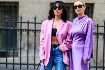 purple dress, satin dress, long sleeves dress, long dress, lilac dress, saint laurent sunglasses, square shape glasses, pink jacket, oversize jacket, bra, black bra, cropped top, denim, blue jeans, light pink jacket, prada belt, black leather belt, belted jeans, black sunglasses, fashion week, frenchystyle, FW, jonathan paciullo, street style, PFW, PARIS, AUTUMN WINTER 2021-2022, FALL WINTER 2021-2022, FW 21-22, atmosphere details, horizontal, detail