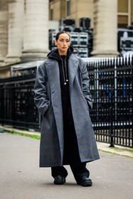 oversized coat, black hoodiee, grey coat, plaid coat, black trousers, black boots, bottega veneta shoes, long necklace, golden loops, transparent glasses, fashion week, frenchystyle, FW, jonathan paciullo, street style, PFW, PARIS, menswear, AUTUMN WINTER 2022-2023, FALL WINTER 2022-2023, FW 22-23, full length, vertical