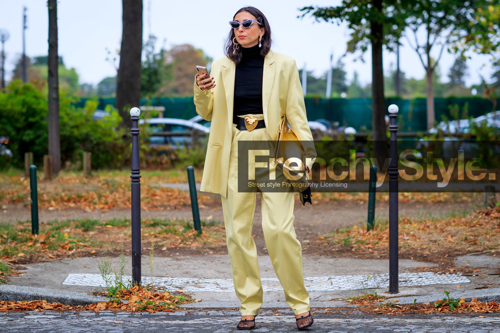 black and white sunglasses, butterfly sunglasses, checked sunglasses, black top, turtleneck top, light yellow jacket, light yellow pants, light yellow suit, satin jacket, satin pants, satin suits, black leather belt, golden buckle belt, strassed earrings, pearl earrings, dangling earrings, fashion week, frenchystyle, FW, jonathan paciullo, street style, SPRING SUMMER 2020, SS 20, PFW, PARIS, horizontal, atmosphere details, full length