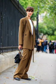 black leather bag, quilted bag, chanel bag, hand bag, chain strap bag, big chain strap bag, golden chain strap bag, silvered chain strap bag, brown jacket, hair details, haircut, make up, make up details, blue eyeliner, brown pants, brown suits, oversize suits, loose jacket, loose pants, boyish look, beauty, beauty details, fashion week, frenchystyle, FW, jonathan paciullo, street style, PFW, PARIS, AUTUMN WINTER 2021-2022, FALL WINTER 2021-2022, FW 21-22, vertical, full length, model