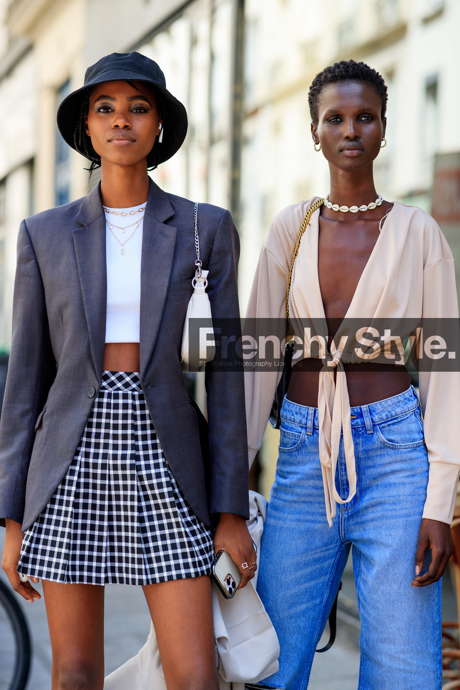 black hat, black eyeliner, make up, make up details, grey jacket, white top, cropped top, checked skirt, mini skirt, pleated skirt, golden necklace, multi necklace, nude blouse, nude top, low necked blouse, low necked top, cropped blouse, knot details, knotted blouse, knotted top, shell chocker, shell necklace, fashion week, frenchystyle, FW, jonathan paciullo, street style, PFW, PARIS, AUTUMN WINTER 2021-2022, FALL WINTER 2021-2022, FW 21-22, vertical, atmosphere details, detail, model