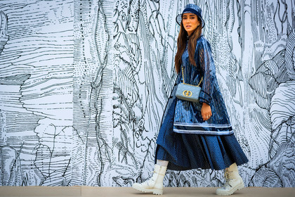 dior bag, dior hat, dior total look, dior trench coat, dior skirt, dior dress, logo all over, logo printed trench-coat, logo printed coat, logo printed hat, crossbody bag, light blue bag, light blue leather bag, quilted bag, blue bag, blue leather bag, chain strap bag, caro dior bag, sheer trench coat, polka dots dress, polka dots skirt, navy blue dress, navy blue skirt, navy blue trench coat, long dress, long skirt, white boots, lace boots, flat boots, big sole boots, monogrammed trench coat, monogrammed parka, monogrammed coat, tamara kalinic, fashion week, frenchystyle, FW, jonathan paciullo, street style, PFW, PARIS, AUTUMN WINTER 2021-2022, FALL WINTER 2021-2022, FW 21-22, atmosphere details, horizontal, detail