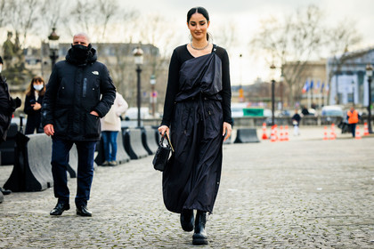 assymetric dress, black dress, black looks, full black look, black top, silver choker, smoky eyes, dior bag, lady dior bag, greek dress, black boots, fashion week, frenchystyle, FW, jonathan paciullo, street style, PFW, PARIS, menswear, FALL WINTER 2022-2023, AUTUMN WINTER 2022-2023, FW 22-23, full length, horizontal