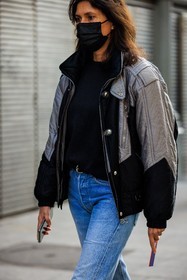 mask, black tshirt, bomber jacket, silver jacket, dual toned jacket, black belt, classic jeans, fashion week, frenchystyle, FW, jonathan paciullo, street style, PFW, PARIS, menswear, FALL WINTER 2022-2023, AUTUMN WINTER 2022-2023, FW 22-23, atmosphere details, detail, vertical