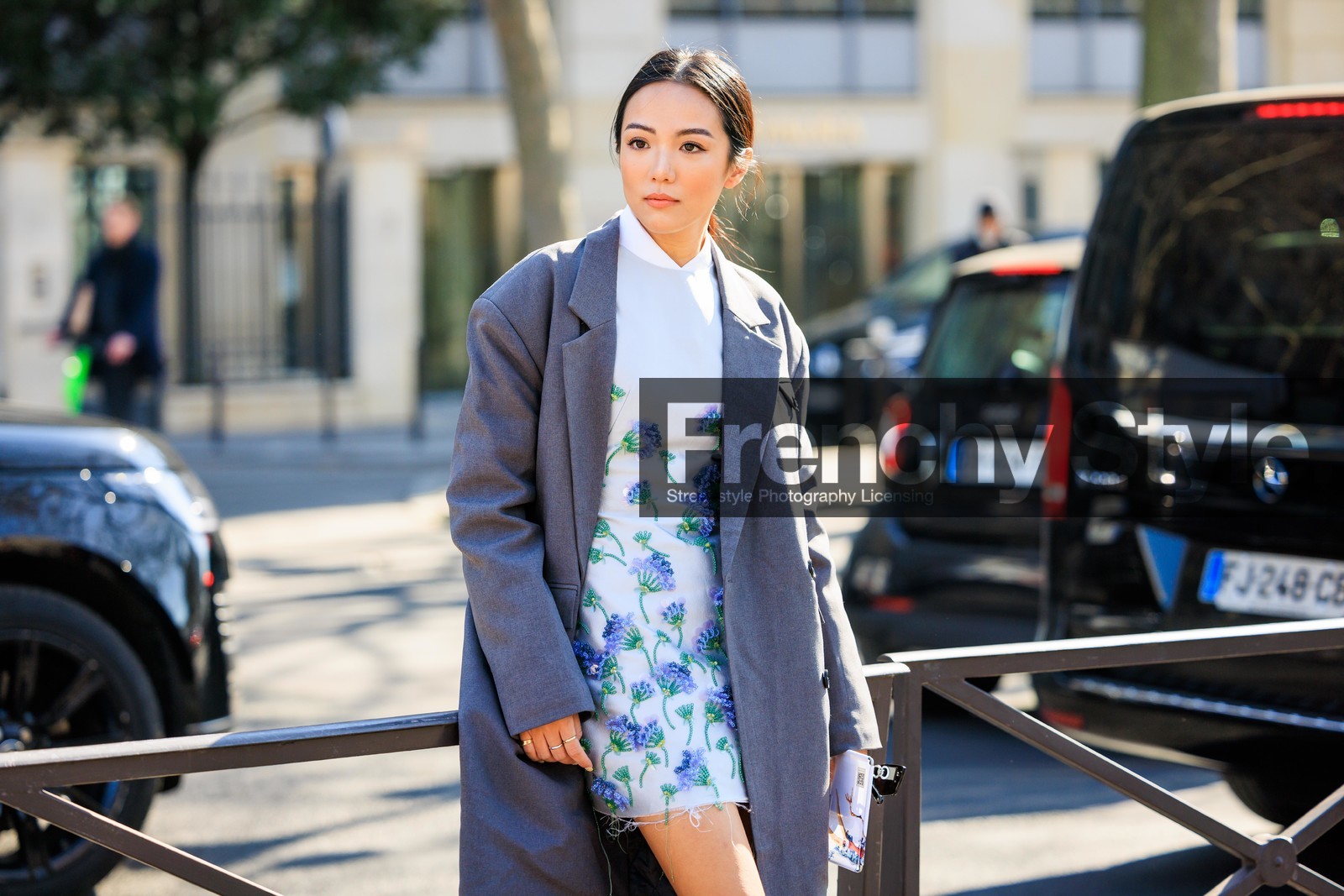 white dress, purple flowered dress, grey coat, mini dress, long coat, yoyo cao, horizontal, FW 22-23, FALL WINTER 2022_2023, AUTUMN WINTER 2022-2023, fashion week, frenchystyle, FW, jonathan paciullo, street style, PFW, PARIS, atmosphere details, detail, floral dress