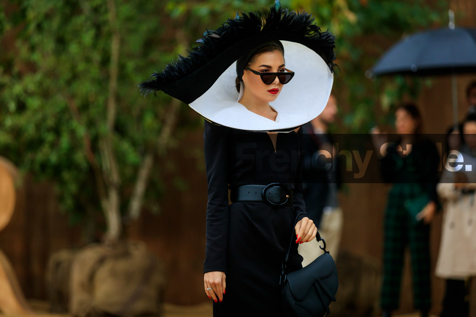 dior bag, dior saddle bag, black dress, black leather bag, black leather belt, belted dress, long sleeves dress, feather details, big collar, white collar, black total look, black sunglasses, butterfly sunglasses, fashion week, frenchystyle, FW, jonathan paciullo, street style, SPRING SUMMER 2020, SS 20, PFW, PARIS, horizontal, atmosphere details, detail