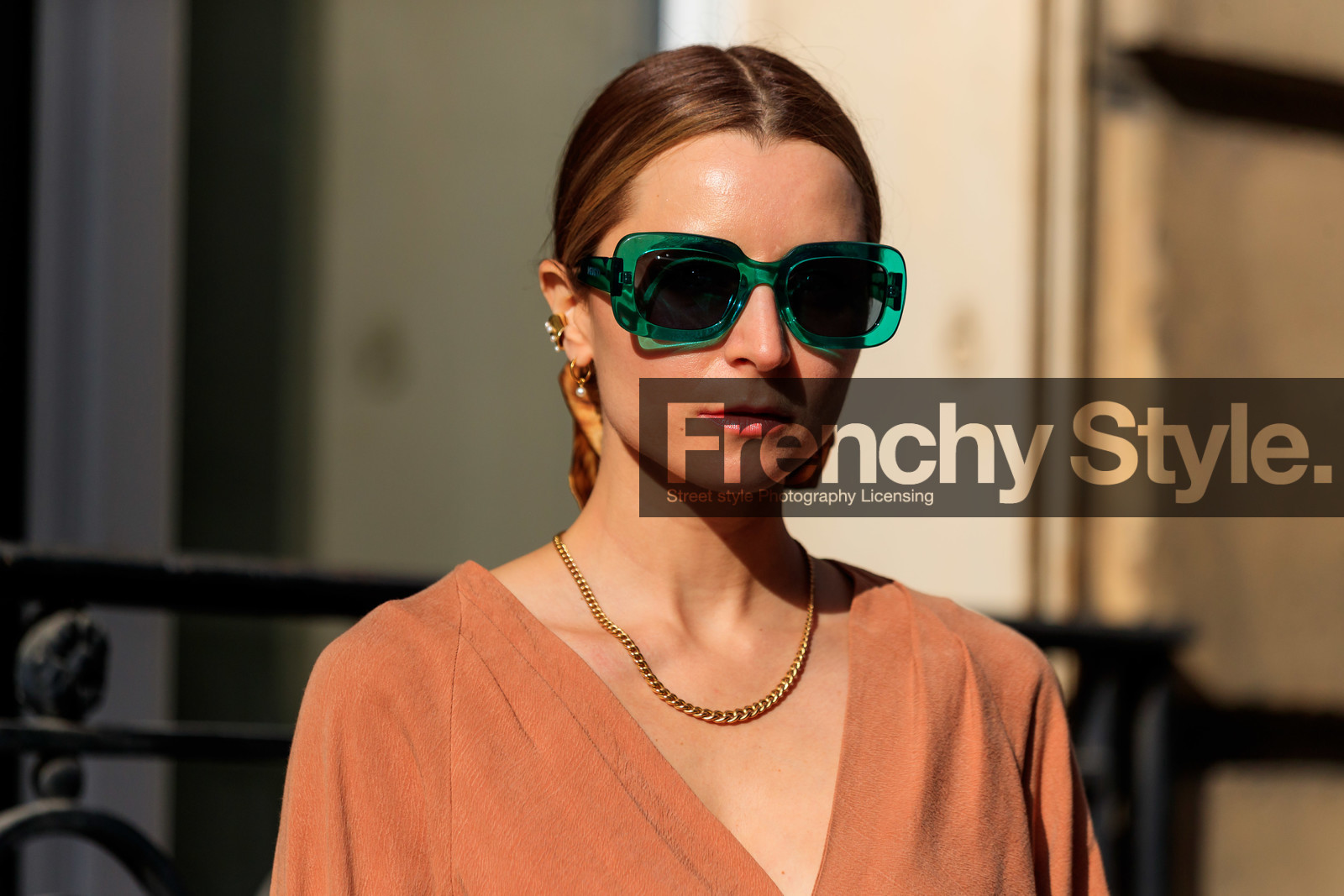 green sunglasses, kenzo sunglasses, square shape glasses, orange top, orange blouse, pink blouse, pink top, coral top, coral blouse, golden necklace, chain necklace, close up detail, low necked top, low necked blouse, julia comil, fashion week, frenchystyle, FW, jonathan paciullo, street style, PFW, PARIS, AUTUMN WINTER 2021-2022, FALL WINTER 2021-2022, FW 21-22, atmosphere details, horizontal, detail