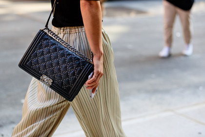 atmosphere details, beige pants, black bag, boy bag, chains, chanel, detail, fashion week, frenchystyle, FW, graphic pants, horizontal, jonathan paciullo, NEW YORK, NYFW, SPRING SUMMER 2017, SS 17, street style, striped pants, stripes, trousers, wide pants, woman