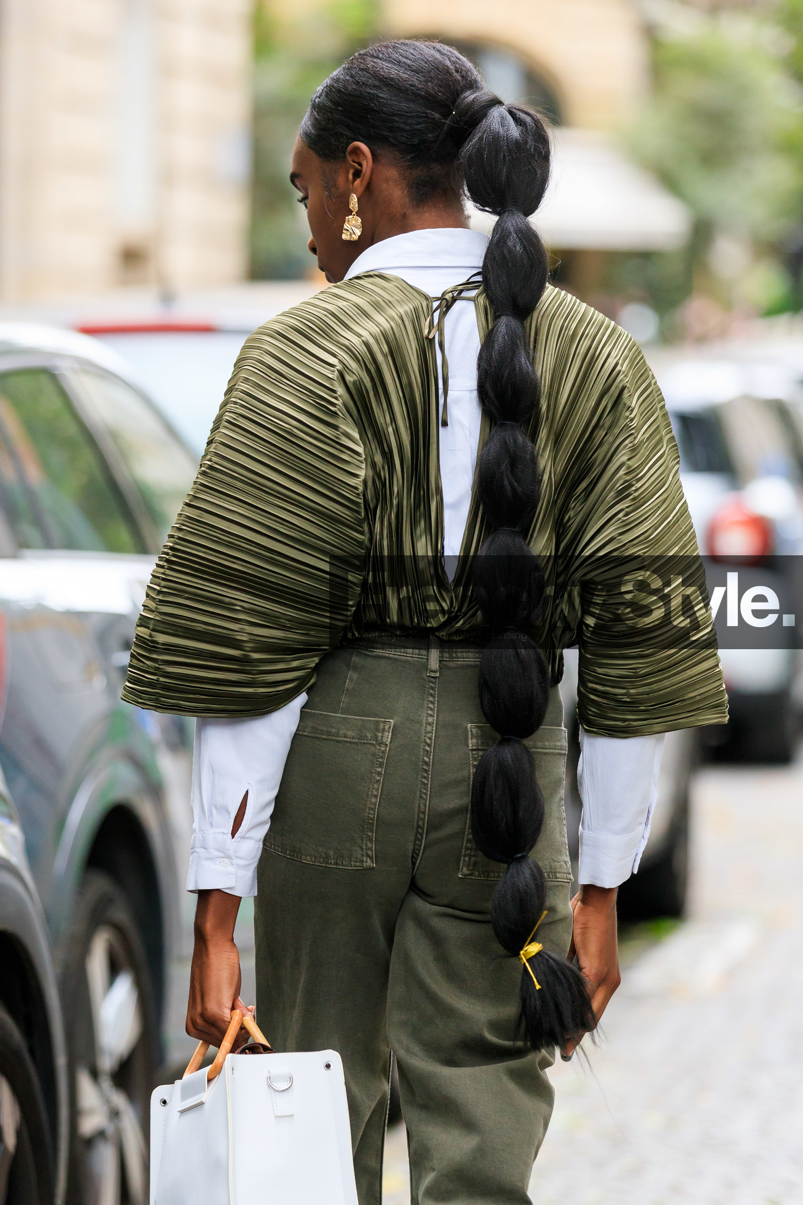 back details, hair details, ponytail, ponytail, plaited hair, pleated blouse, pleated top, kaki blouse, kaki top, low necked top, low necked blouse, issey miyake top, kaki jeans, denim, kaki pants, white shirt, golden earrings, dangling earrings, fashion week, frenchystyle, FW, jonathan paciullo, street style, PFW, PARIS, AUTUMN WINTER 2021-2022, FALL WINTER 2021-2022, FW 21-22, vertical, atmosphere details, detail