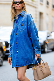 denim, denim dress, denim jacket, denim shirt, prada dress, prada jacket, prada shirt, jacket dress, jacket shirt, dress shirt, blue jacket, blue dress, blue shirt, beige leather bag, hand bag, prada bag, light beige leather bag, nude leather bag, scale sunglasses, celine sunglasses, silvered necklace, chain necklace, big chain necklace, fashion week, frenchystyle, FW, jonathan paciullo, street style, PFW, PARIS, AUTUMN WINTER 2021-2022, FALL WINTER 2021-2022, FW 21-22, vertical, atmosphere details, detail