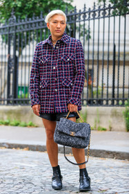 chanel total look, chanel jacket, chanel bag, tweed jacket, tweed shirt, overshirt jacket, red jacket, red shirt, navy blue jacket, navy blue shirt, black leather boots, black leather shorts, quilted shorts, mini shorts, santiag boots, motard boots, tweed bag, grey bag, hand bag, chanel shirt, golden ring, cartier ring, bryan boy, fashion week, frenchystyle, FW, jonathan paciullo, street style, PFW, PARIS, AUTUMN WINTER 2021-2022, FALL WINTER 2021-2022, FW 21-22, vertical, full length