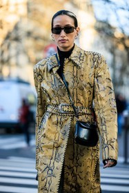 animal print trench, serpent trench, green trench, mini bag, prada bag, crossbody bag, black sunglasses, golden loops, golden earrings, fashion week, frenchystyle, FW, jonathan paciullo, street style, PFW, PARIS, menswear, AUTUMN WINTER 2022-2023, FALL WINTER 2022-2023, FW 22-23, atmosphere details, detail, vertical