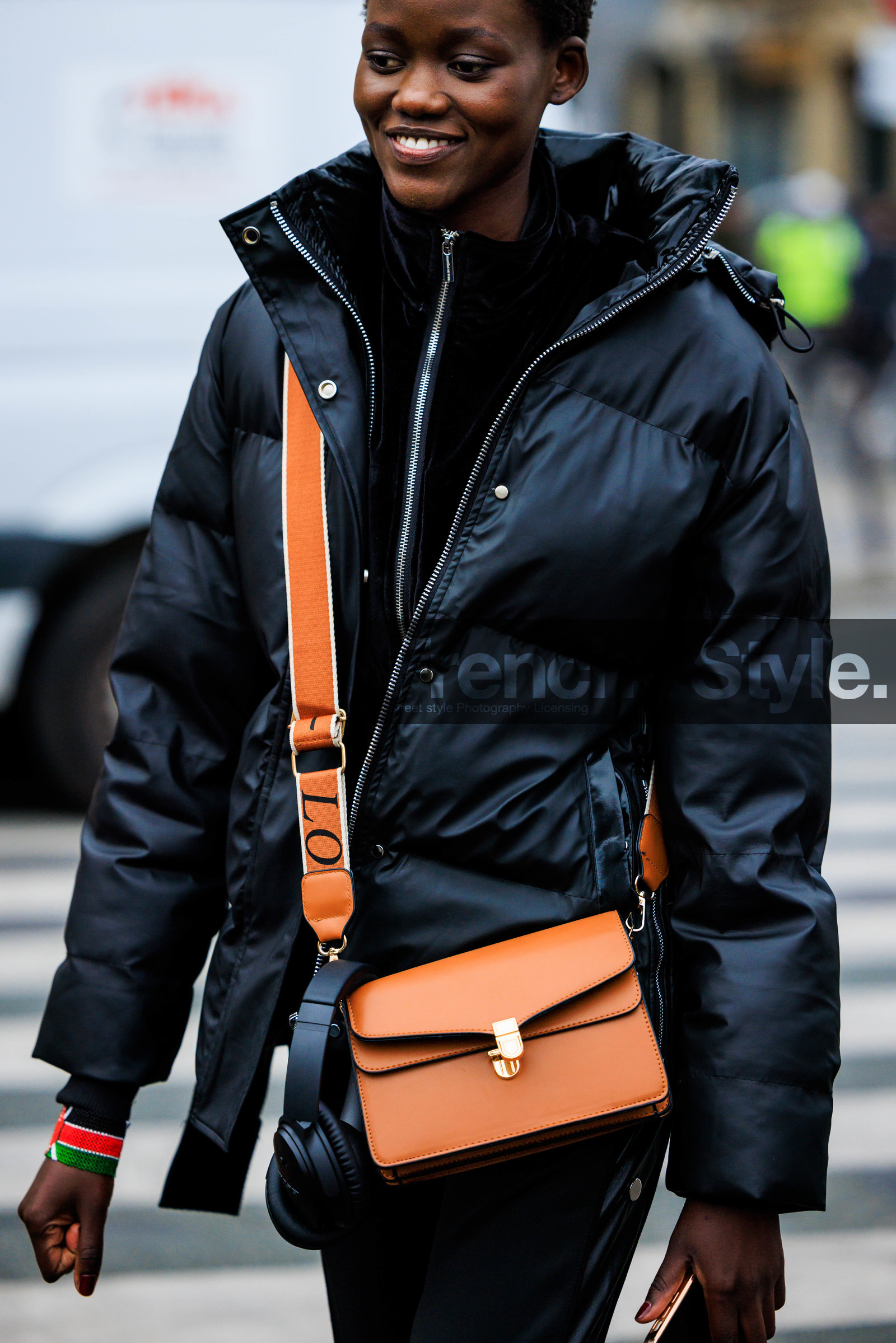 camel bag, crossbody bag, puffed jacket, winter jacket, zipped jacket, black trousers, black jacket, fashion week, frenchystyle, FW, jonathan paciullo, street style, PFW, PARIS, menswear, AUTUMN WINTER 2022-2023, FALL WINTER 2022-2023, FW 22-23, atmosphere details, detail, vertical