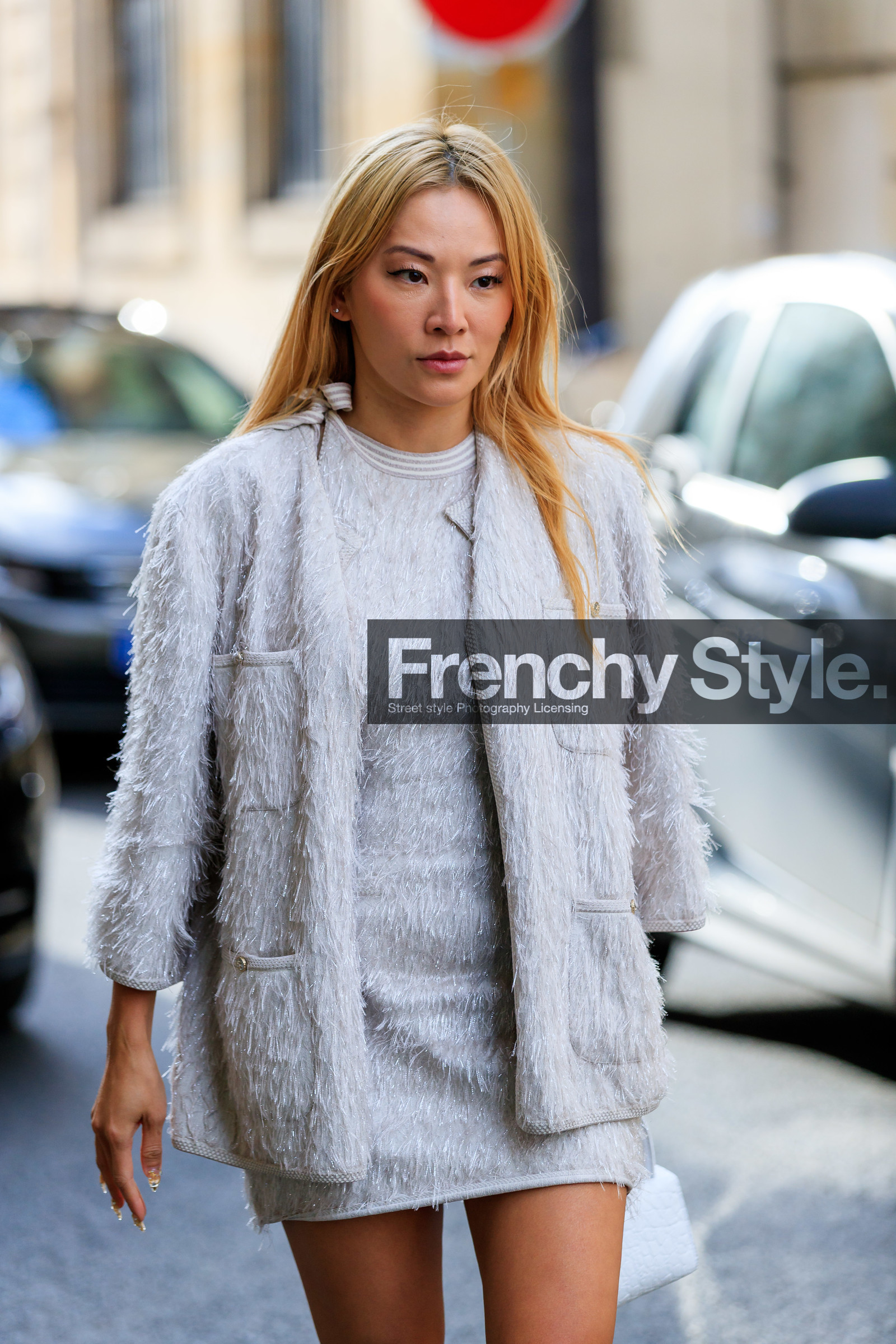 fur cardigan, fur dress, sequins cardigan, sequins dress, sparkling dress, sparkling cardigan, chanel cardigan, chanel dress, mini dress, white cardigan, white dress, tina leung, fashion week, frenchystyle, FW, jonathan paciullo, street style, PFW, PARIS, AUTUMN WINTER 2021-2022, FALL WINTER 2021-2022, FW 21-22, vertical, atmosphere details, detail
