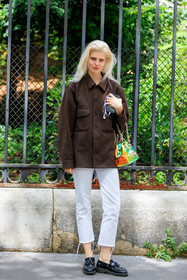 brown shirt, overshirt jacket, white jeans, cropped jeans, used jeans, multicolor bag, vivienne westwood bag, ola rudnicka, fashion week, frenchystyle, FW, jonathan paciullo, street style, PFW, PARIS, AUTUMN WINTER 2021-2022, FALL WINTER 2021-2022, FW 21-22, vertical, full length, model