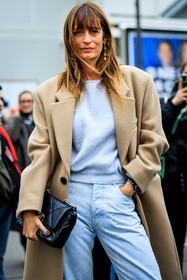 oatmeal coat, grey jumper, knitwear, chanel bag, black handbag, light blue jeans, casual look, long earrings, fashion week, frenchystyle, FW, jonathan paciullo, street style, PFW, PARIS, menswear, AUTUMN WINTER 2022-2023, FALL WINTER 2022-2023, FW 22-23, atmosphere details, detail, vertical
