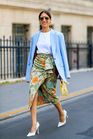 light blue jacket, blue jacket, striped jacket, checked jacket, white t-shirt, wrap skirt, floral printed skirt, ruffle skirt, mid long skirt, yellow leather bag, light yellow leather bag, hand bag, aviator sunglasses, golden frame sunglasses, golden earrings, golden necklace, diamond necklace, white leather pumps, sharp end shoes, fashion week, frenchystyle, FW, jonathan paciullo, street style, PFW, PARIS, AUTUMN WINTER 2021-2022, FALL WINTER 2021-2022, FW 21-22, vertical, full length