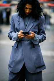 grey blazer, belted blazer, long blazer, suit shorts, baggy shorts, grey shorts, red lips, curly hair, grey shirt, full grey look, iphone, smartphone, fashion week, frenchystyle, FW, jonathan paciullo, street style, PFW, PARIS, menswear, AUTUMN WINTER 2022-2023, FALL WINTER 2022-2023, FW 22-23, atmosphere details, detail, vertical