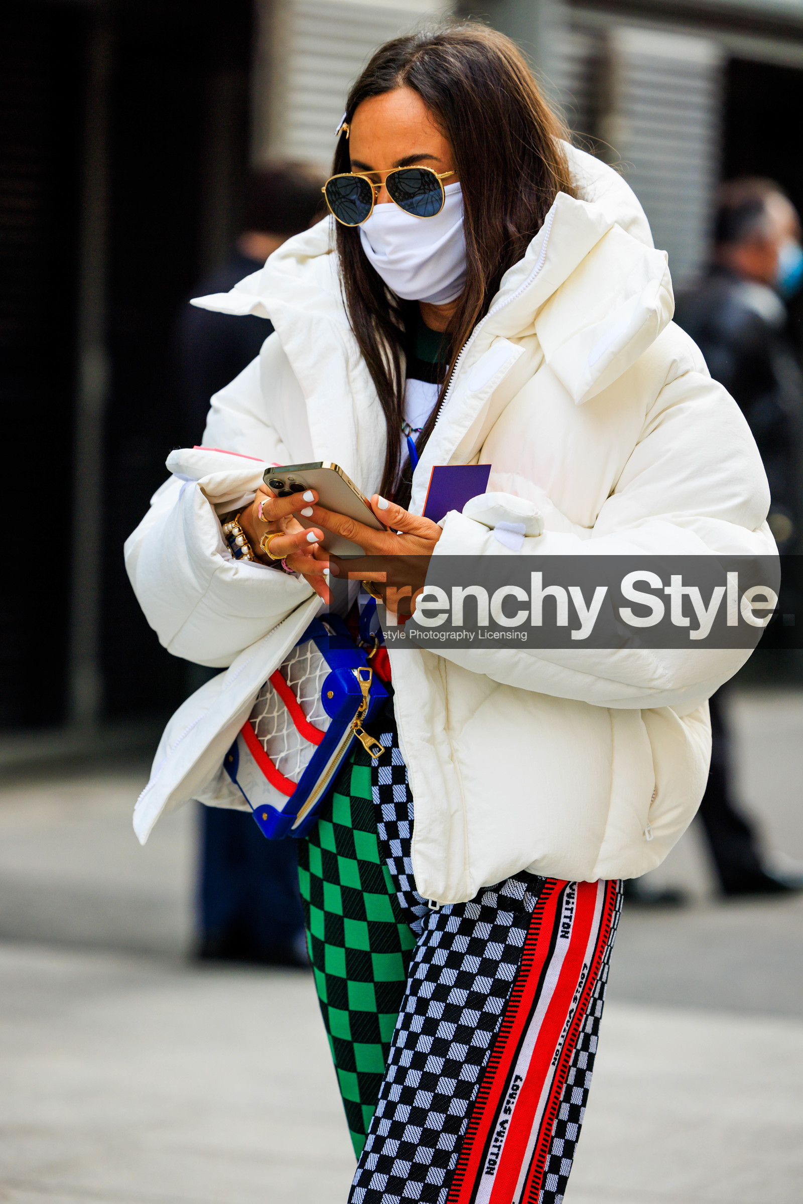 sunglasses, white mask, puffed jacket, white jacket, white nails, ipphone, multiprint trousers, multicolor pants, plaid pants, checkered trousers, green trousers, louis vuitton pants, crossbody bag, multicolor bag, fashion week, frenchystyle, FW, jonathan paciullo, street style, PFW, PARIS, menswear, FALL WINTER 2022-2023, AUTUMN WINTER 2022-2023, FW 22-23, atmosphere details, detail, vertical