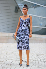 louis vuitton dress, louis vuitton bag, louis vuitton clutch, louis vuitton shoes, louis vuitton pumps, white dress, black dress, embroidered dress, sequins dress, sparkling dress, sleeveless dress, mid long dress, silver clutch, silvered clutch, silvered pumps, strassed earrings, strassed necklace, strassed chocker, big necklace, big earrings, dangling earrings, black leather pumps, sling back shoes, low necked dress, giovanna battaglia, fashion week, frenchystyle, FW, jonathan paciullo, street style, PFW, PARIS, AUTUMN WINTER 2021-2022, FALL WINTER 2021-2022, FW 21-22, vertical, full length