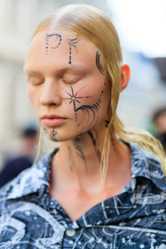 haircut, hair details, make up, make up details, tatoo, tatoo all over, tatoo detail, close up detail, grey shirt, printed shirt, fashion week, frenchystyle, FW, jonathan paciullo, street style, PFW, PARIS, AUTUMN WINTER 2021-2022, FALL WINTER 2021-2022, FW 21-22, vertical, atmosphere details, detail, portrait, model