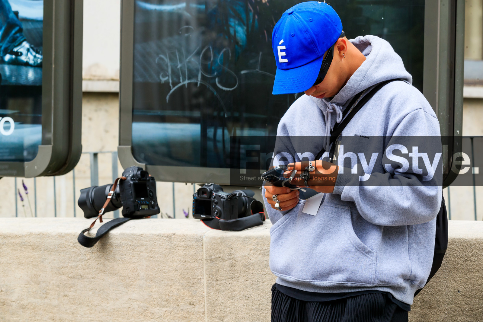 blue cap, grey hoodie, light grey hoodie, silvered ring, skull shame ring, multi rings, fashion week, frenchystyle, FW, jonathan paciullo, street style, PFW, PARIS, SPRING SUMMER 2022, SS 22, horizontal, atmosphere details, detail