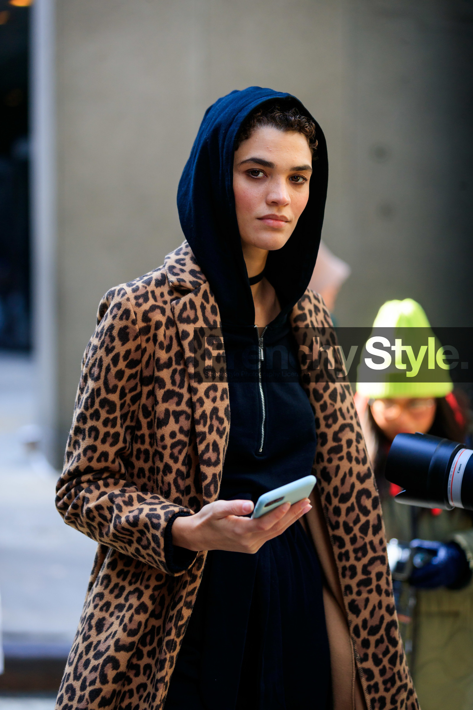 model, leopard printed coat, black hoodie, beige coat, iphone, smartphone, fashion week, frenchystyle, FW, jonathan paciullo, street style, NYFW, NEW YORK, AUTUMN WINTER 2020-2021, FALL WINTER 2020-2021, FW 20-21, vertical, atmosphere details, detail