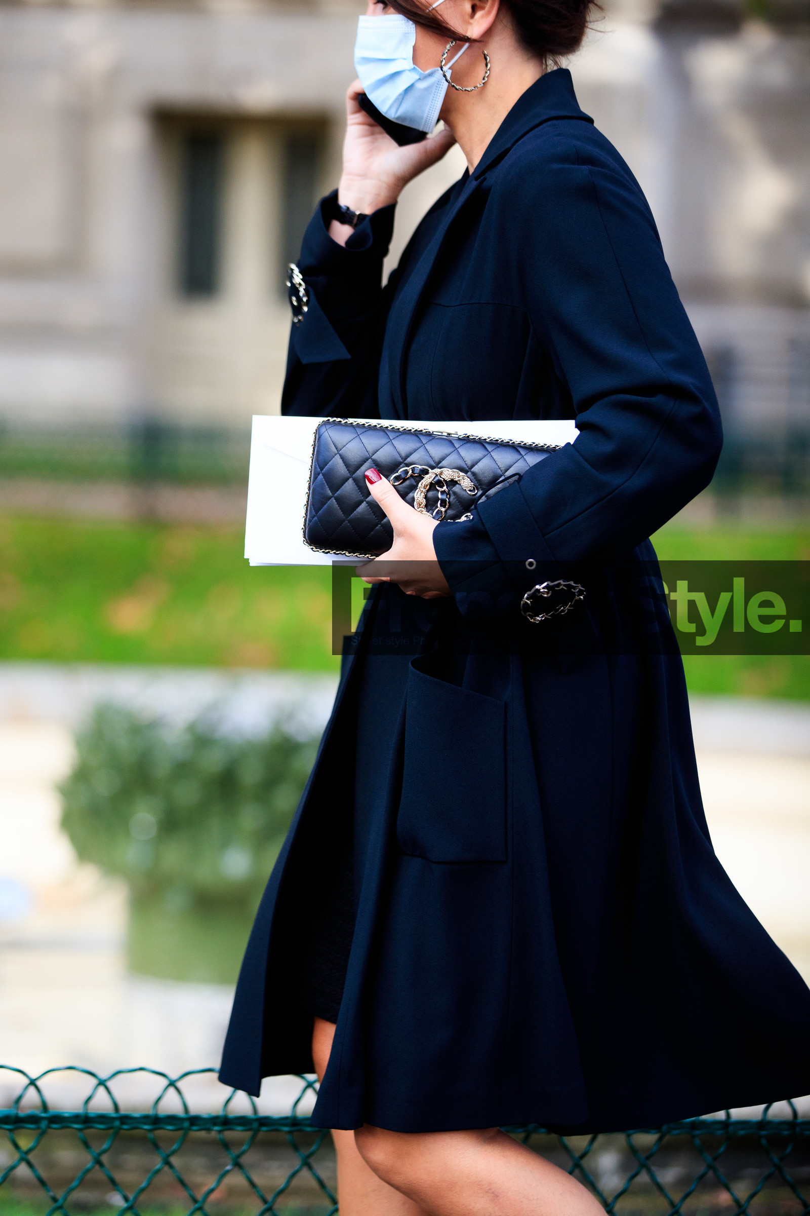 black leather clutch, black trench coat, black coat, black jacket, chanel bag, chanel clutch, chanel coat, chanel jacket, jacket dress, quilted clutch, quilted bag, close up detail, bag detail, covid face mask, PARIS, PFW, fashion week, frenchystyle, FW, jonathan paciullo, street style, SPRING SUMMER 2021, SS 21, vertical, atmosphere details, detail