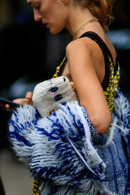 sequins dress, sleeveless dress, tie and dye cardigan, tie and dye coat, tie and dye jacket, dior cardigan, dior coat, dior jacket, dior bag, tie and dye bag, caro dior bag, white bag, blue bag, close up detail, bag detail, golden dress, dior total look, white jacket, white cardigan, white coat, blue coat, blue jacket, blue cardigan, knit coat, knit jacket, knitwear, striped coat, striped jacket, striped cardigan, sofia sanchez de betak, fashion week, frenchystyle, FW, jonathan paciullo, street style, PFW, PARIS, AUTUMN WINTER 2021-2022, FALL WINTER 2021-2022, FW 21-22, vertical, atmosphere details, detail