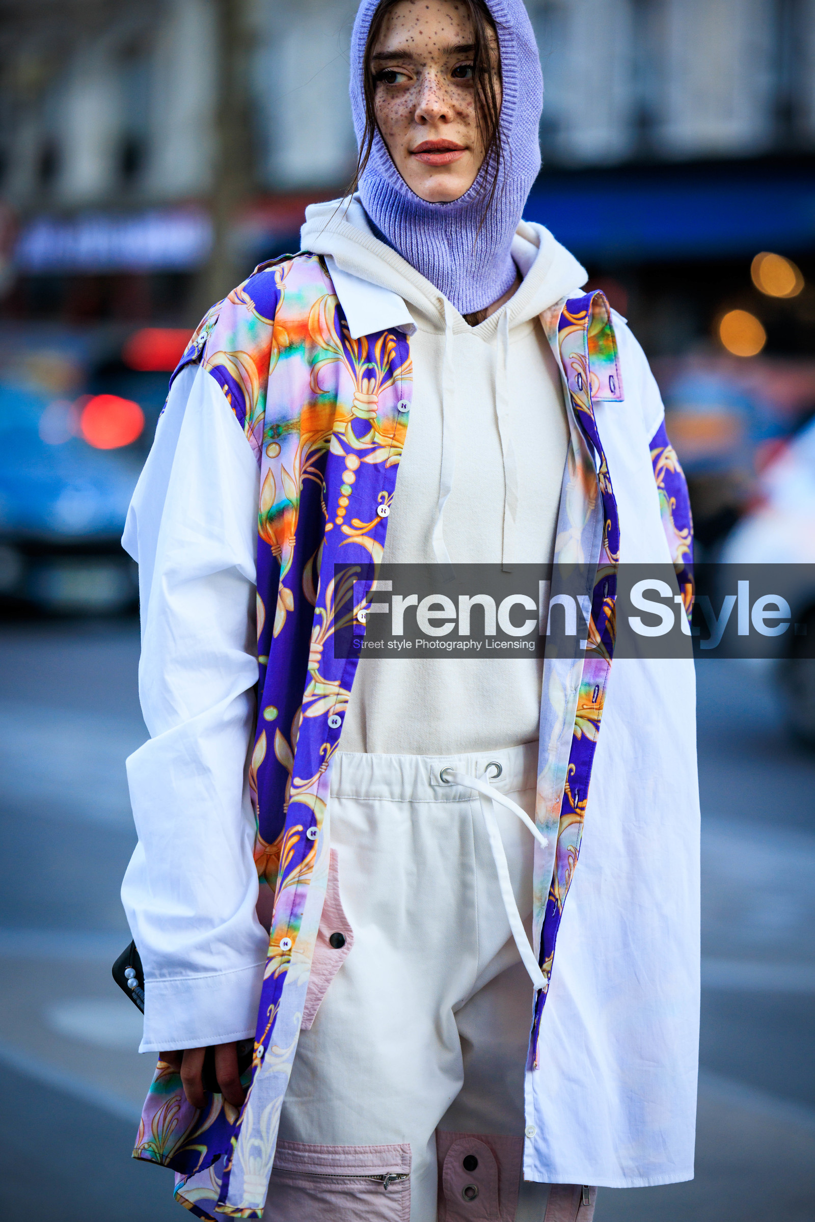 freckles, purple hood, white hoodie, sporty look, jogging pants, white pants, fashion week, frenchystyle, FW, jonathan paciullo, street style, PFW, PARIS, menswear, AUTUMN WINTER 2022-2023, FALL WINTER 2022-2023, FW 22-23, atmosphere details, detail, vertical
