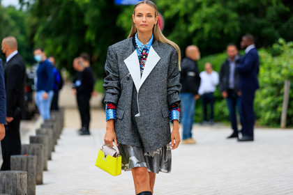 grey jacket, blue shirt, studs shirt, strassed shirt, louis vuitton bag, louis vuitton jacket, louis vuitton shirt, louis vuitton skirt, louis vuitton total look, louis vuitton capucines bag, yellow leather bag, white leather bag, bicolor bag, hand bag, mini bag, floral printed skirt, grey skirt, polka dots skirt, patchwork shirt, fashion week, frenchystyle, FW, jonathan paciullo, street style, PFW, PARIS, AUTUMN WINTER 2021-2022, FALL WINTER 2021-2022, FW 21-22, atmosphere details, horizontal, detail, natasha poly, model