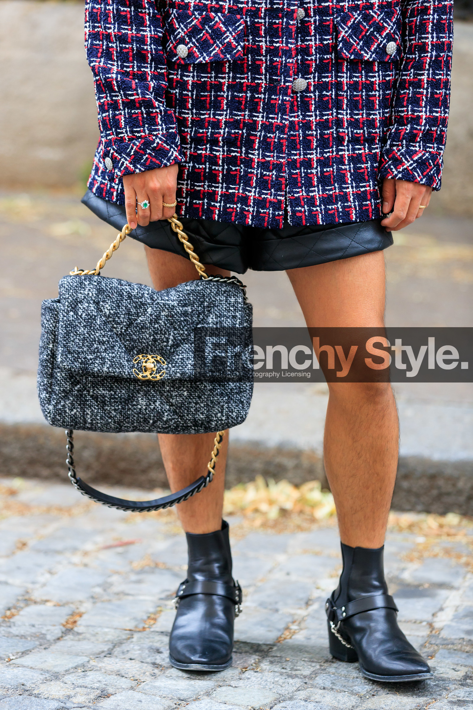 chanel total look, chanel jacket, chanel bag, tweed jacket, tweed shirt, overshirt jacket, red jacket, red shirt, navy blue jacket, navy blue shirt, black leather boots, black leather shorts, quilted shorts, mini shorts, santiag boots, motard boots, tweed bag, grey bag, hand bag, chanel shirt, legs detail, close up detail, bag detail, bryan boy, fashion week, frenchystyle, FW, jonathan paciullo, street style, PFW, PARIS, AUTUMN WINTER 2021-2022, FALL WINTER 2021-2022, FW 21-22, vertical, atmosphere details, detail