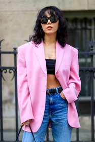 pink jacket, oversize jacket, bra, black bra, cropped top, denim, blue jeans, light pink jacket, prada belt, black leather belt, belted jeans, black sunglasses, fashion week, frenchystyle, FW, jonathan paciullo, street style, PFW, PARIS, AUTUMN WINTER 2021-2022, FALL WINTER 2021-2022, FW 21-22, vertical, atmosphere details, detail