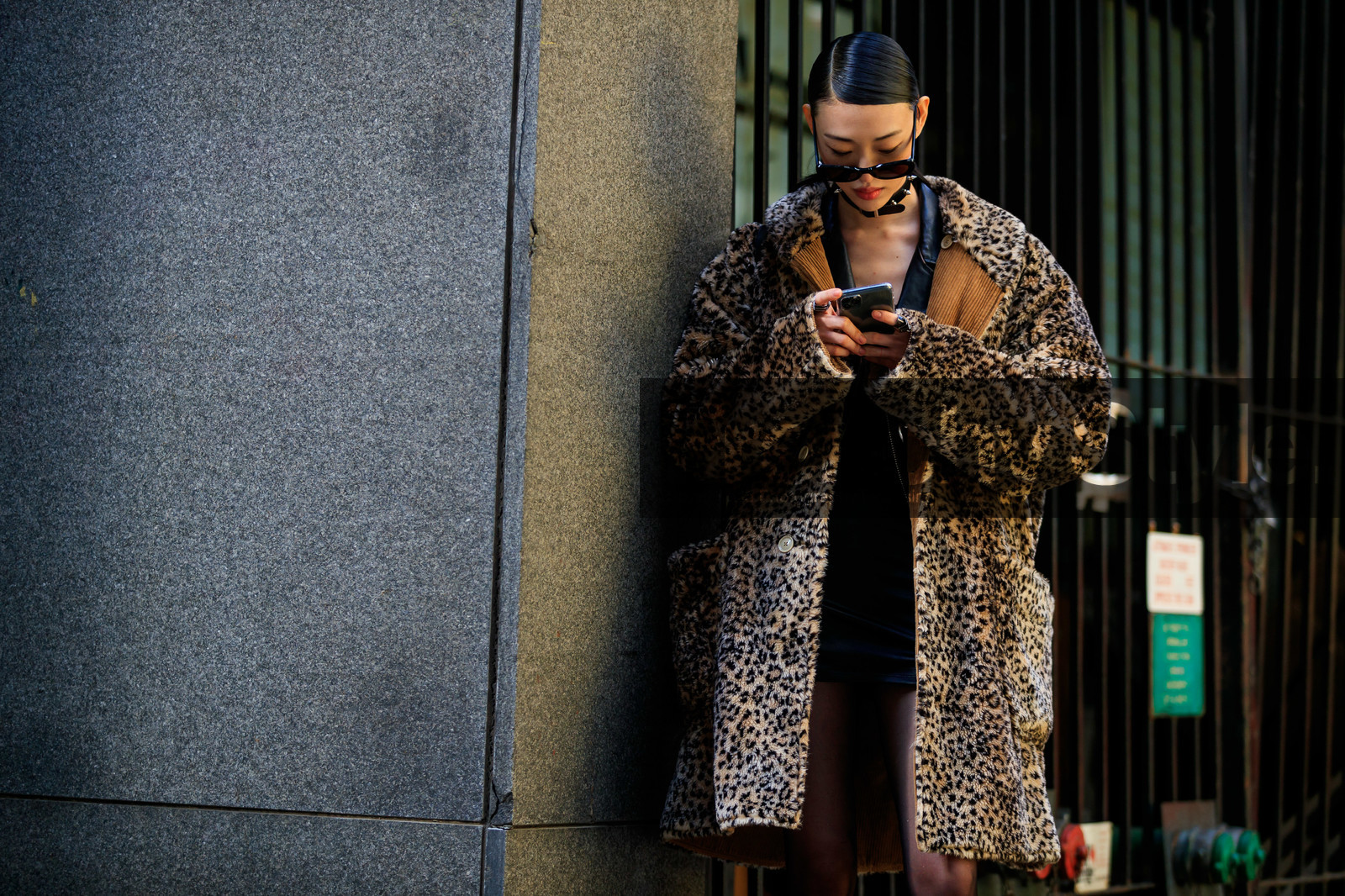 model, sora choi, leopard printed coat, fur coat, black leather jacket, black leather dress, beige coat, iphone, smartphone, fashion week, frenchystyle, FW, jonathan paciullo, street style, NYFW, NEW YORK, AUTUMN WINTER 2020-2021, FALL WINTER 2020-2021, FW 20-21, horizontal, atmosphere details, detail