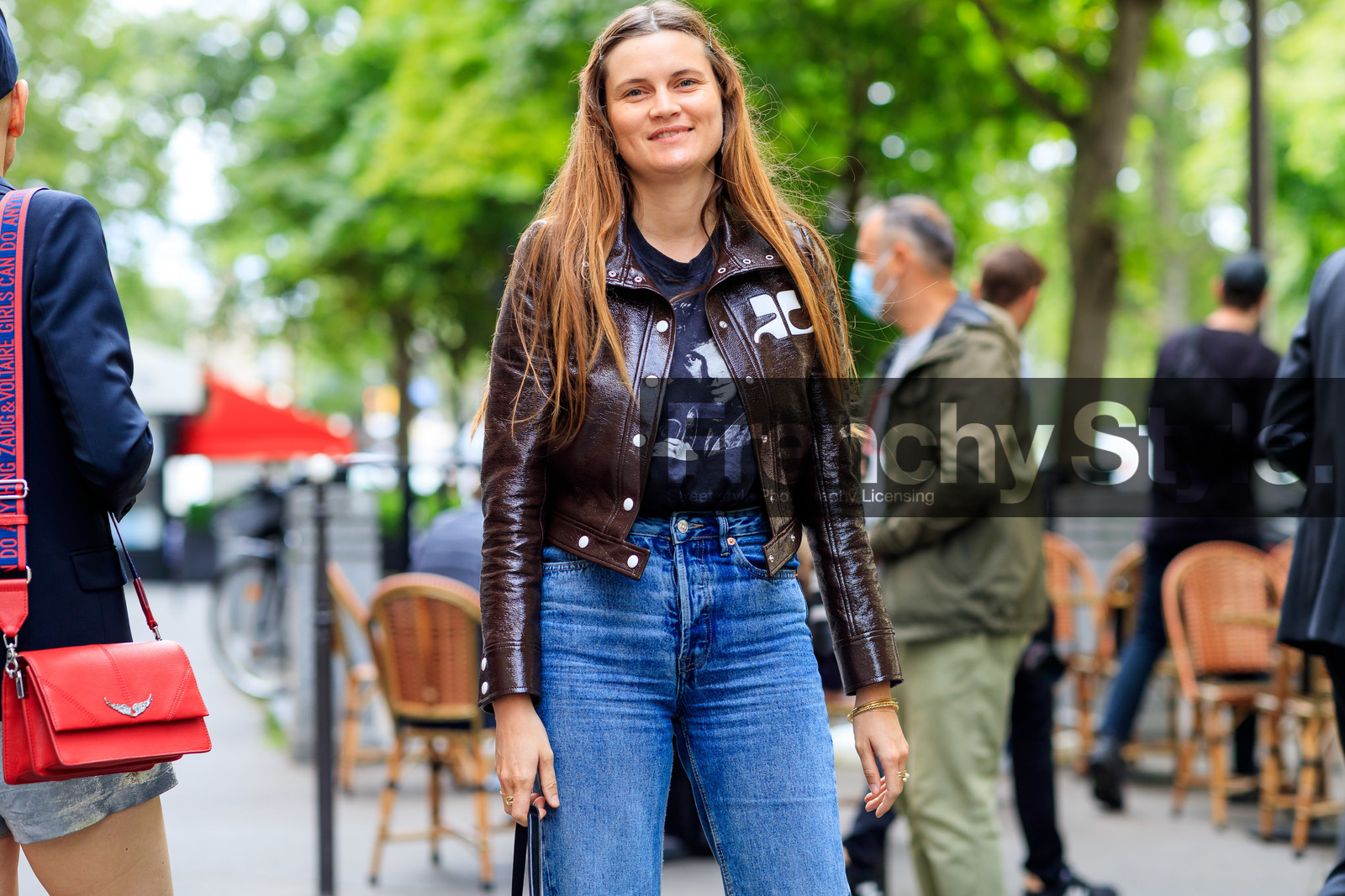 brown jacket, courreges jacket, vinyl jacket, blue jeans, denim, black t-shirt, printed t-shirt, golden bracelet, golden ring, multi bracelet, eugenie trochu, fashion week, frenchystyle, FW, jonathan paciullo, street style, PFW, PARIS, AUTUMN WINTER 2021-2022, FALL WINTER 2021-2022, FW 21-22, atmosphere details, horizontal, detail