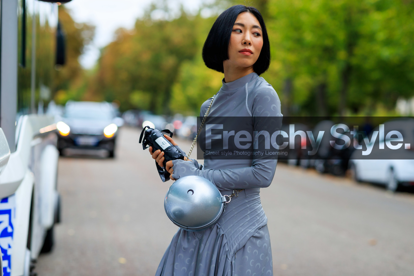 marine serre bag, marine serre look, marine serre dress, round shape bag, metalic bag, silvered bag, tight dress, grey dress, sportswear dress, monogrammed dress, long sleeves dress, high collar dress, pleated dress, fashion week, frenchystyle, FW, jonathan paciullo, street style, SPRING SUMMER 2020, SS 20, PFW, PARIS, horizontal, atmosphere details, detail