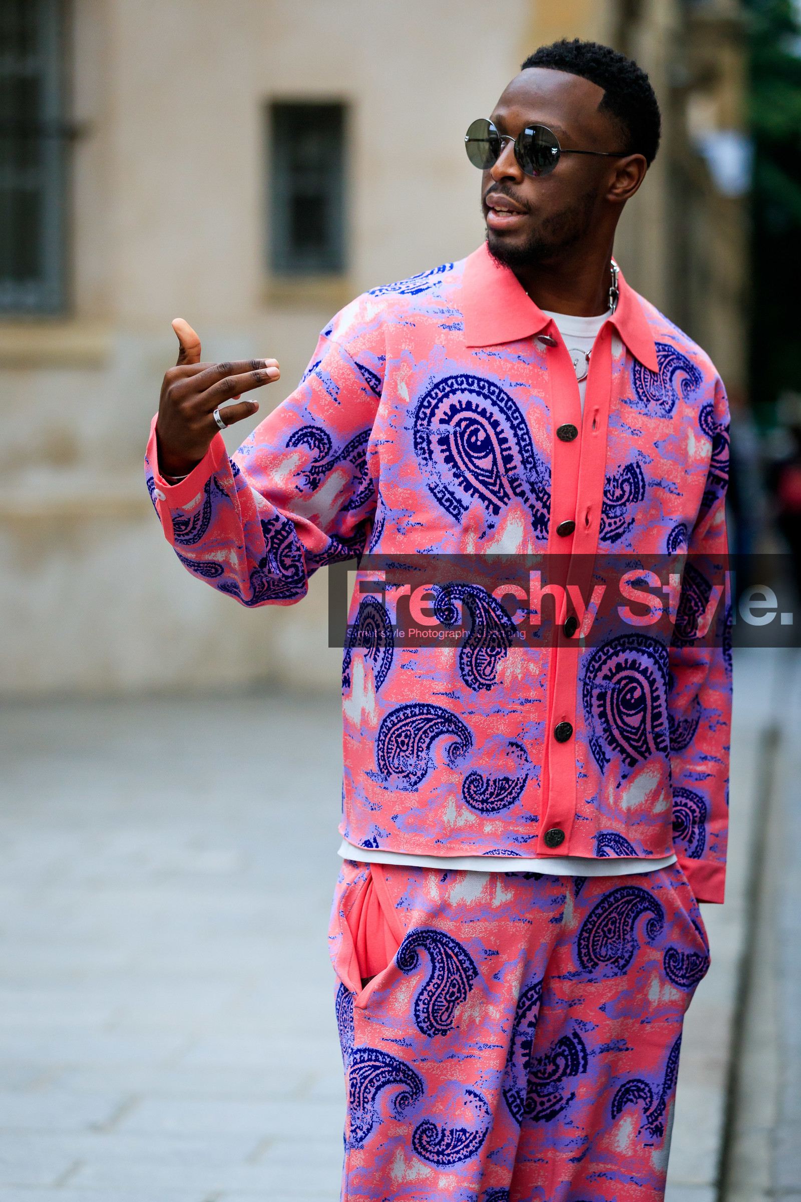 pink cardigan, pink jacket, pink pants, knit jacket, knitwear, knit pants, purple cardigan, purple jacket, purple pants, bandana printed jacket, bandana printed pants, jacquard cardigan, jacquard pants, jacquard jacket, dadju, fashion week, frenchystyle, FW, jonathan paciullo, street style, PFW, PARIS, SPRING SUMMER 2022, SS 22, vertical, atmosphere details, detail