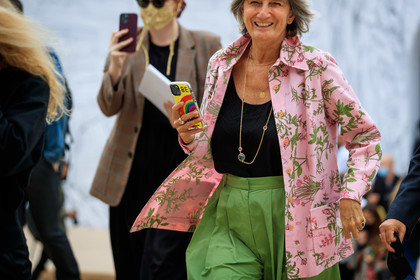 iphone, pink shirt, floral printed shirt, golden necklace, multi necklace, long necklace, stone necklace, chain necklace, black top, tank top, green pants, sophie fontanel, fashion week, frenchystyle, FW, jonathan paciullo, street style, PFW, PARIS, AUTUMN WINTER 2021-2022, FALL WINTER 2021-2022, FW 21-22, atmosphere details, horizontal, detail